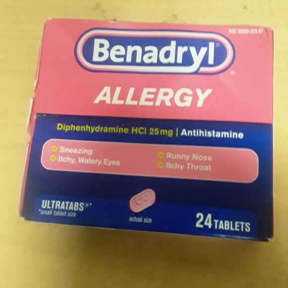 Benadryl Allergy Small Tablets 24 Tablets for Runny Nose Itching Sneezing - Picture 1 of 3